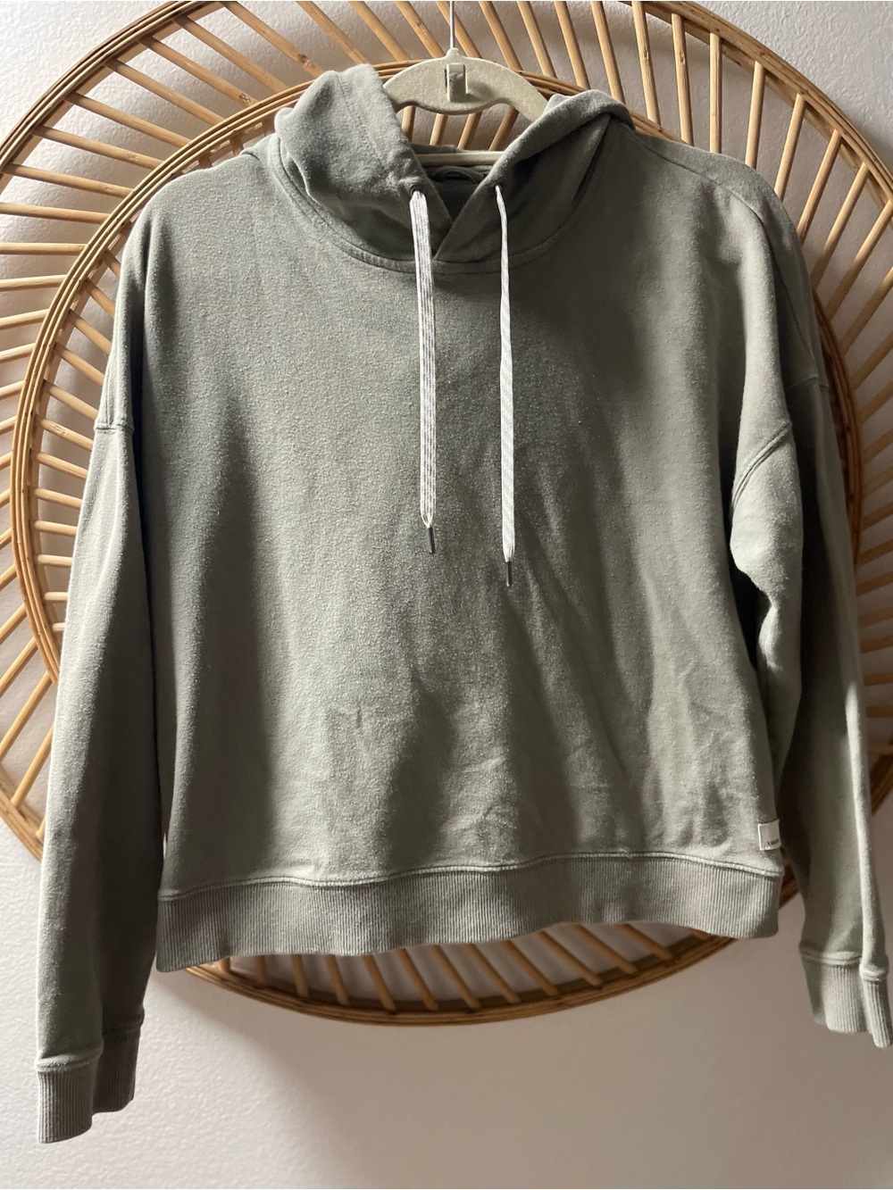 Vuori green cropped drawstring sweatshirt w/hoodie #athleisure wear